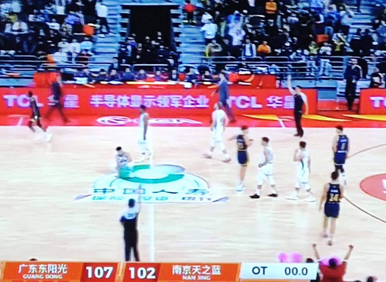 107-102，广东队通过加时赛艰难战胜同曦队，为何会打得这么艰难？四个原因: