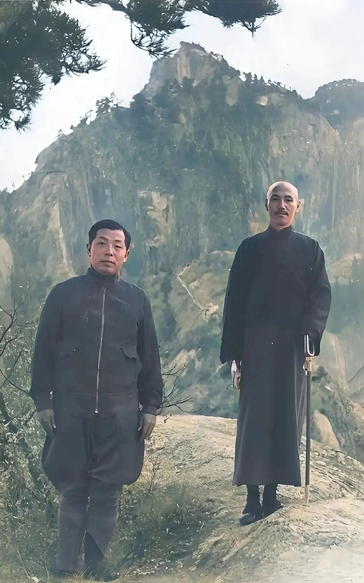 这是1936年10月张学良与蒋介石一起游览华山时的情景，这个时候他们还是铁哥们，
