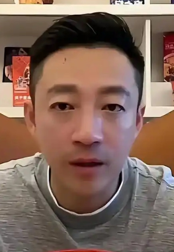 汪小菲这次态度很淡，直播里被问追回珠宝的事，他摇摇头说不想提。重点全在孩