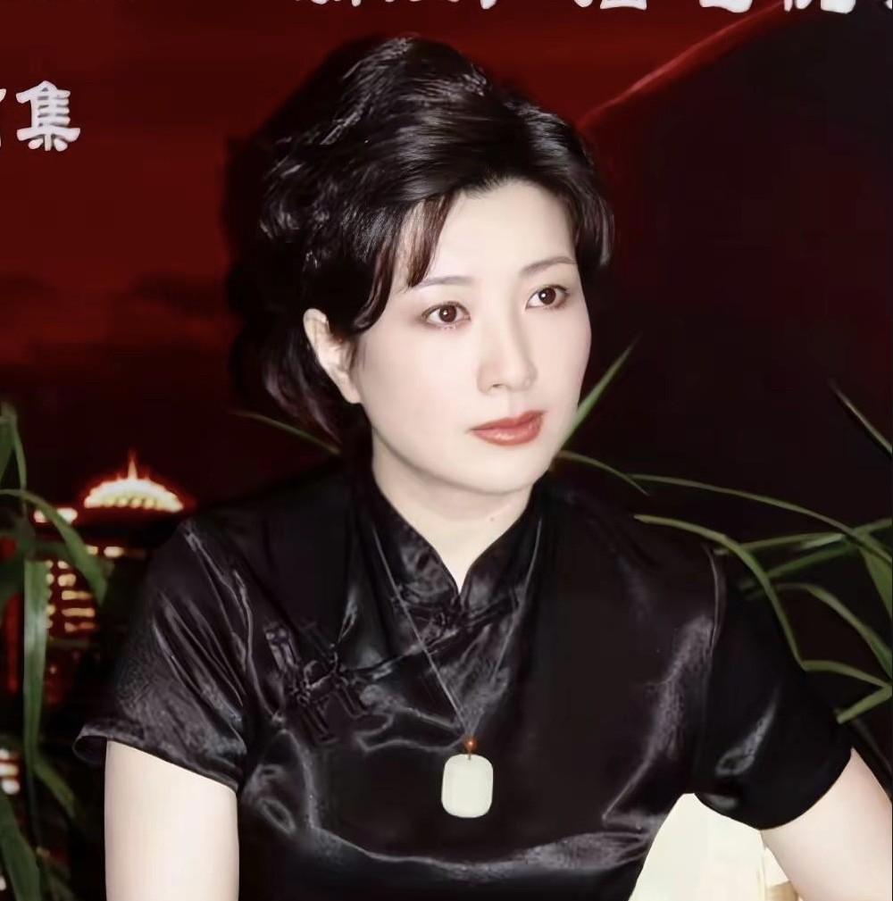 只见照片中的她，盘着复古的发型，搭配一件旗袍，明眸皓齿，眼神灵动，看起来是真正的