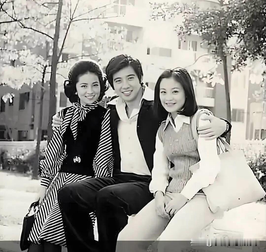 这是拍摄于上世纪79年代的老照片，当时的林凤娇已经是很美的了，没想到张艾嘉更加端