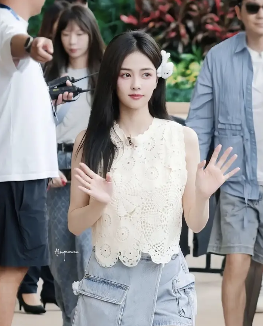 白鹿新路透穿学院风衬衫成肤白貌美女大