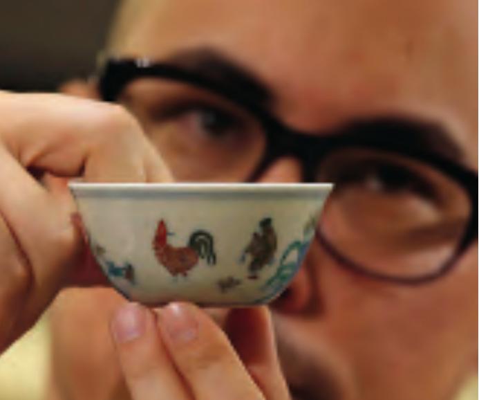 1949年，香港一位收藏大师花了1000块买了一对茶杯，人们普遍不看好，说这是假