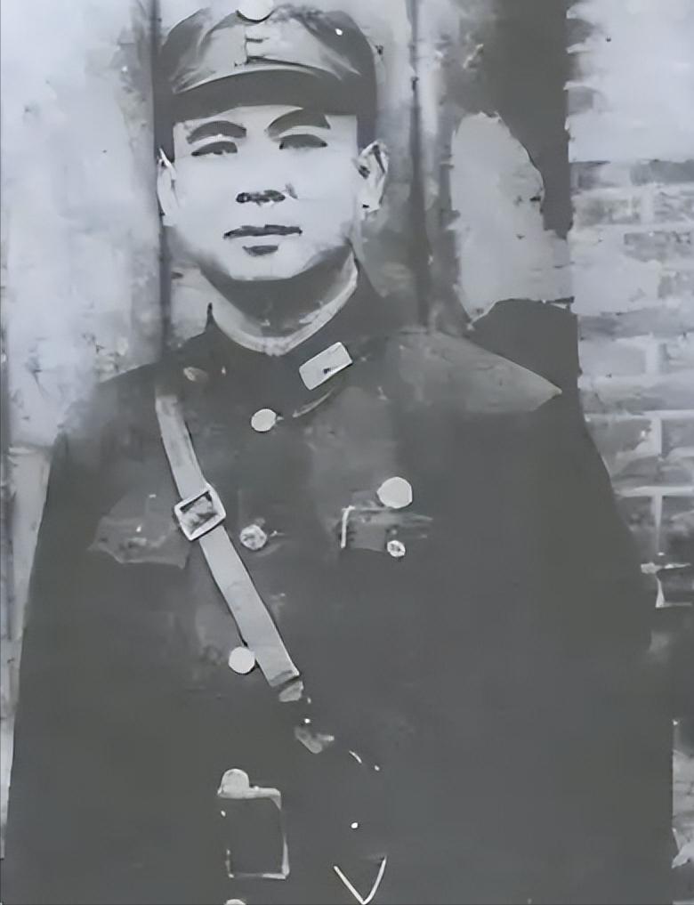 他被抬上刑场时已病入膏肓，蒋介石却说“妻是匪夫必同罪”。直说，李友邦倒在枪口