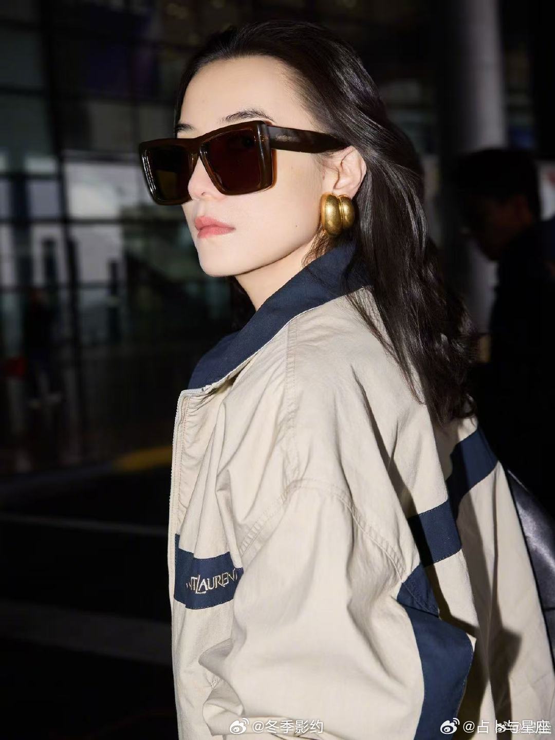 宋佳巴黎时装周出发路透看到宋佳出发路透的第一眼就被击中，那种云淡风轻的时髦感太