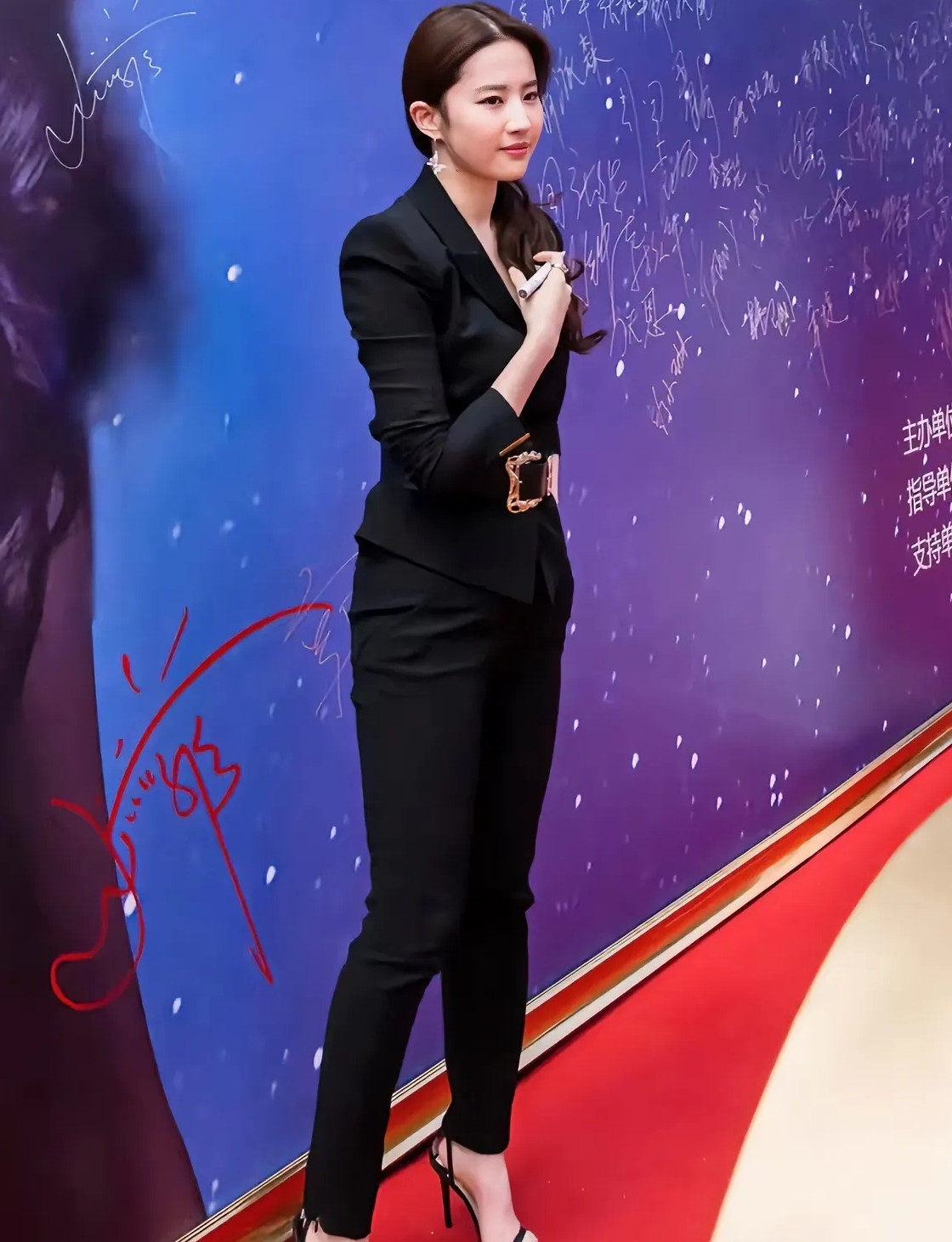 刘亦菲，170cm，感觉这鞋子有点勒脚，你们看看是不是呢！