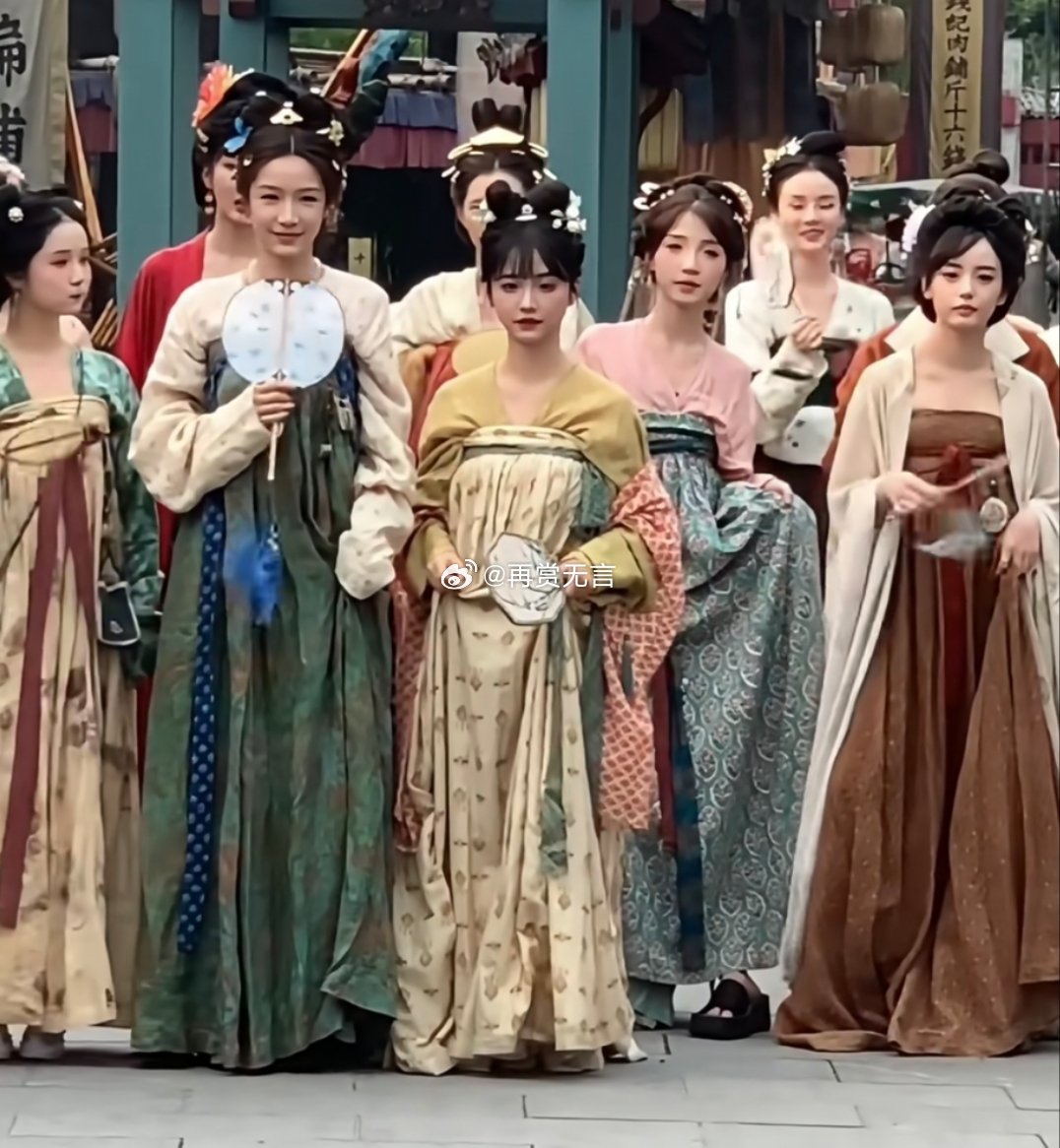 演员和群演的差距，好大，人群中精准就能锁定谁才是主演。