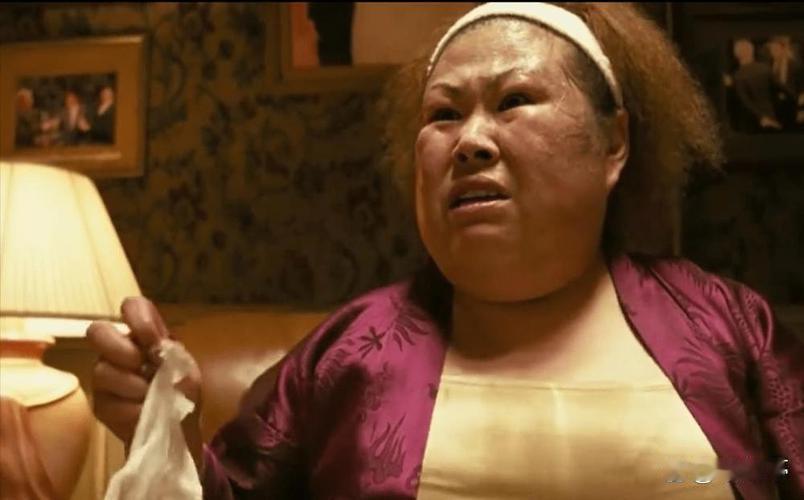 抓住妻子出轨妻子在家里出轨男人，被他抓了个正着。妻子跳起来打他一巴掌，说她影响