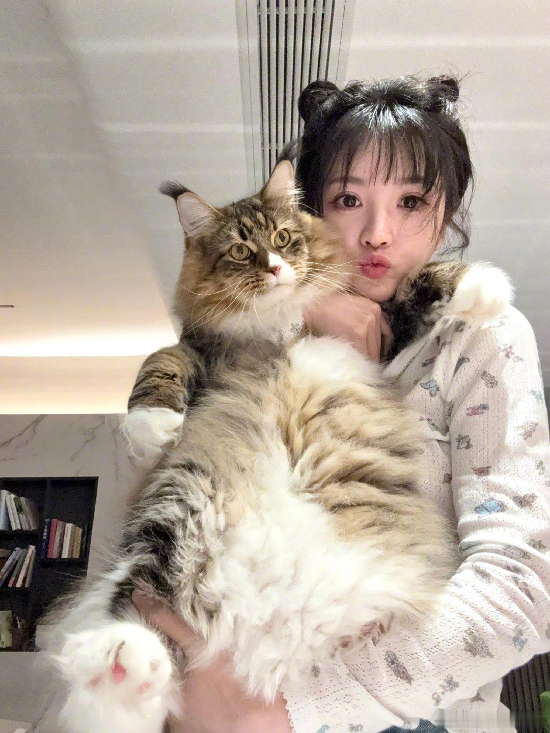 田曦薇素颜好鲜活的生命力田曦薇闭眼笑好像猫咪表情包小田就是萌萌小猫！