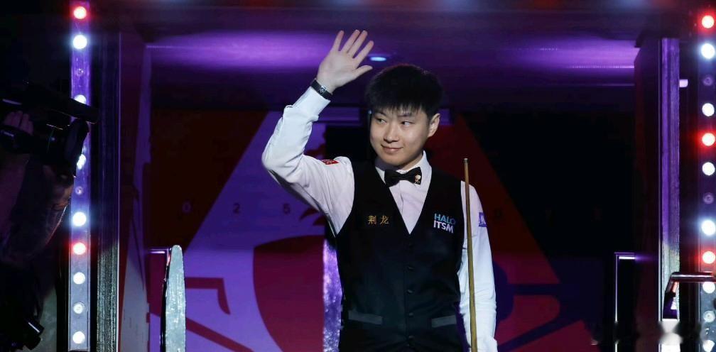 斯诺克史上世界第一共13位选手，具体如下:1、雷·里尔顿2、克里夫·桑本3、史蒂
