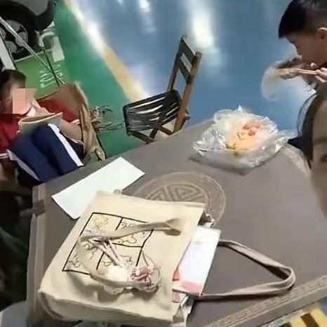 “患癌就老实了！”低认知宝妈带娃在地下车库吃饭写作业，网友：打扮的还挺漂亮！