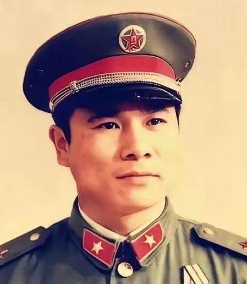 1979年，黄招强奉命护送伤兵撤退，中途休息时，他发现队伍中多了几个没见过的"自