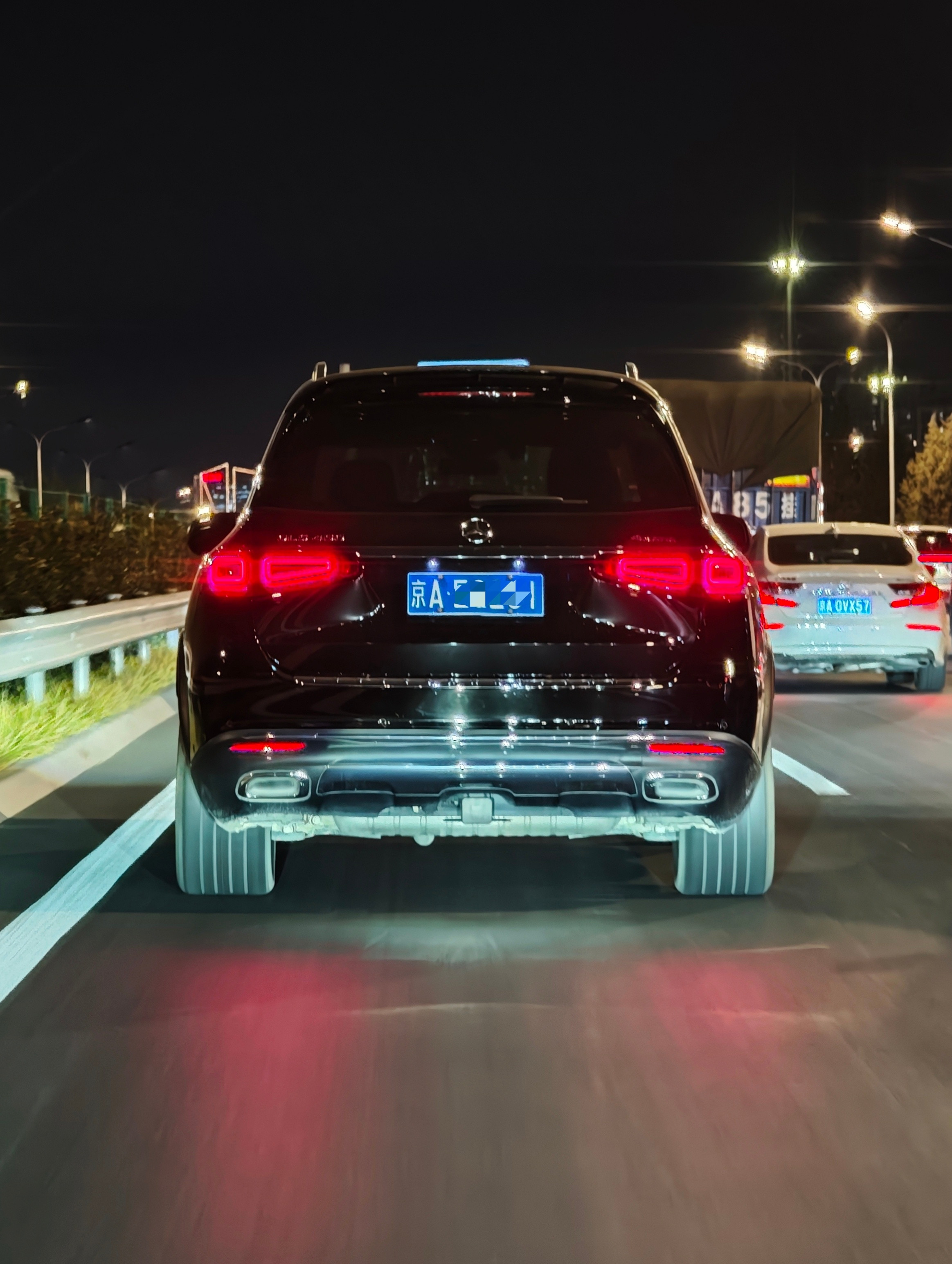 这胎宽就尼玛离谱高配GLS上325mm的轮胎，应该是国内最宽的原厂汽车轮胎(之一