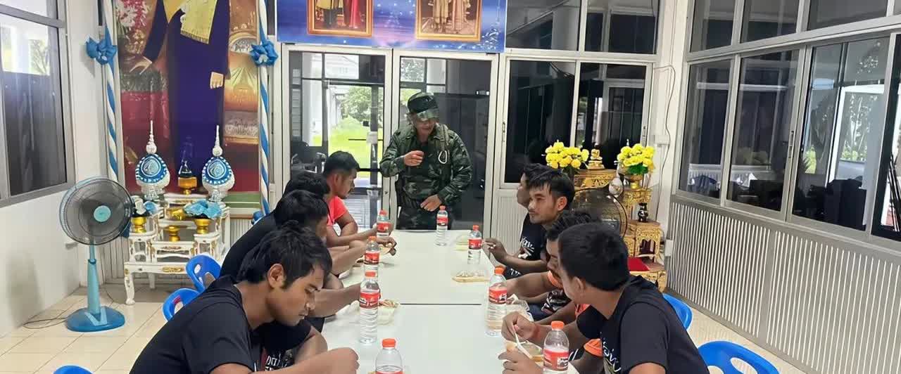 泰国军队对抓来的柬埔寨俘虏，真的优待。没有把衣服扒掉，只留条裤衩；没有五