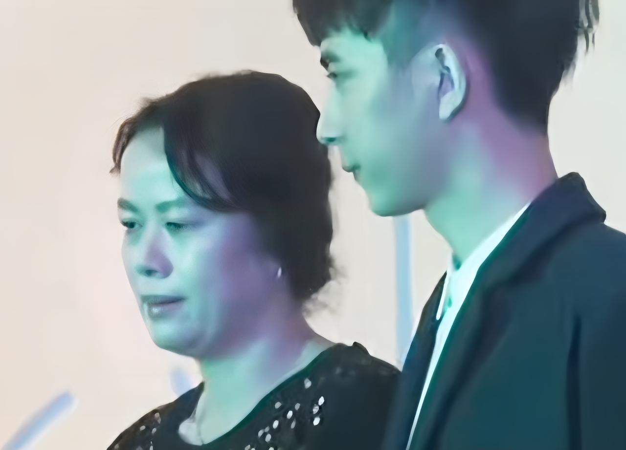 于妈今年已67岁，可翻到她和儿子去年3月同框的视频，很难相信那时的她已66岁——