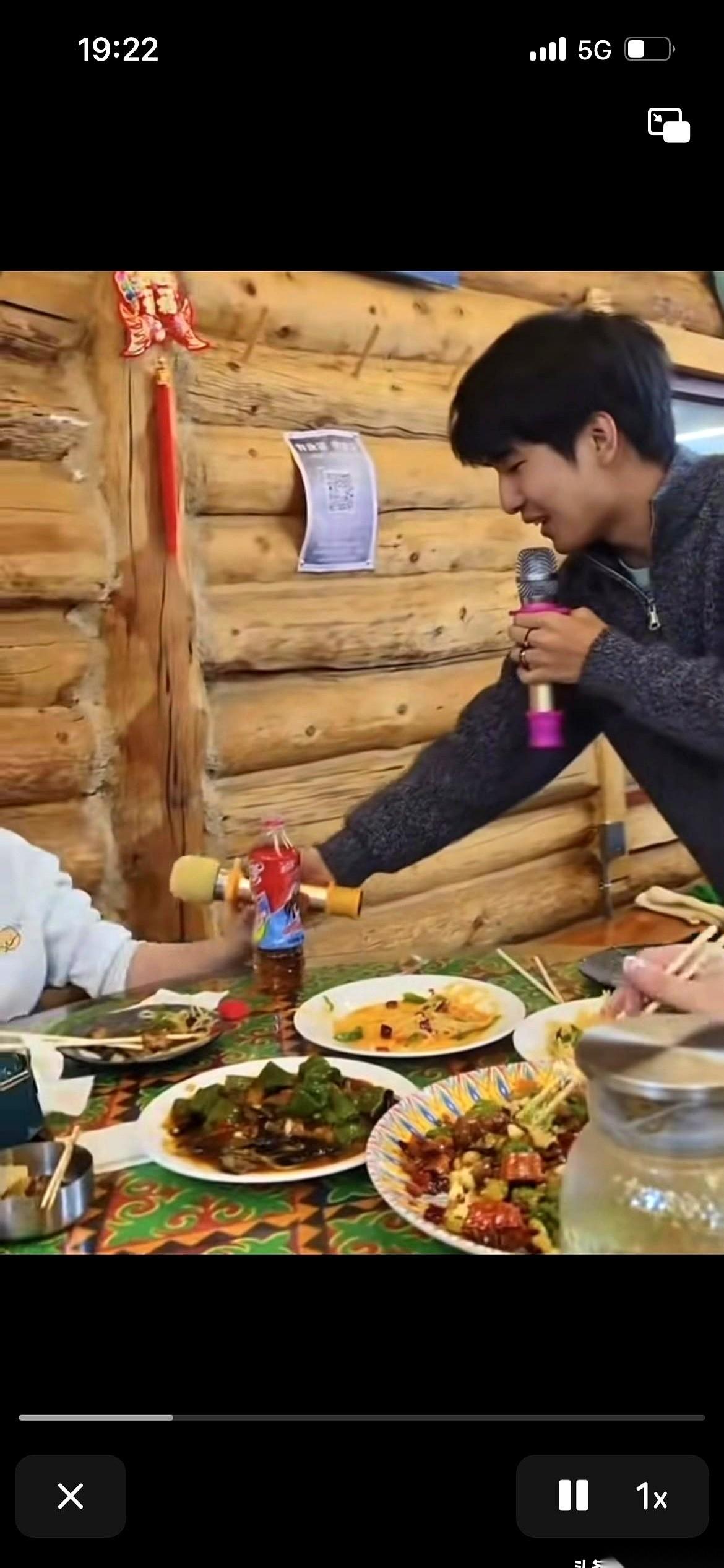 话筒递过来那一刻，我真觉得全红婵的魂儿都快吓飞了。那个表情，就差把“救命啊”三