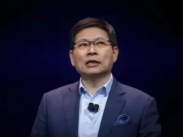 余承东说，我当年花120万买的保时捷卡宴，送给亲戚，结果亲戚开了几年不开了，换了