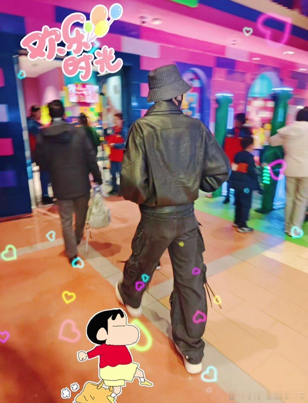 唐艺昕带女儿与张若昀团聚张若昀唐艺昕带女儿逛乐高乐园唐艺昕带女儿与张若昀团聚，