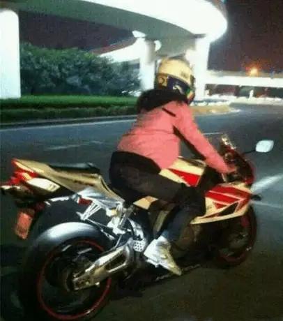 孕妈妈羊水破后都有哪些经历? 这位妈妈竟然还飙摩托车?