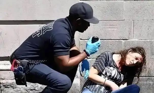 很多人搞不懂，芬太尼这玩意儿到底为啥把美国折腾得这么疯。说白了，核心就两点：这东