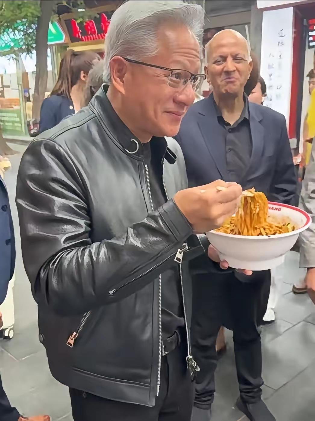 网友偶遇黄仁勋北京街头吃38元的炸酱面，吃的真香！北京大热天，5月15日，还穿