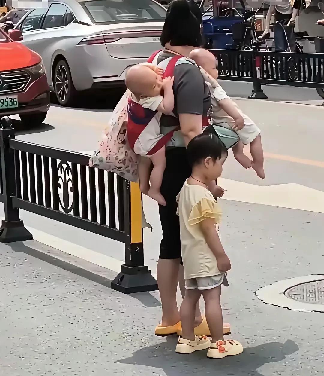 同样是母亲，差距怎么这么大，这个母亲不一般，太伟大了，一个人能带三个孩子出门，前