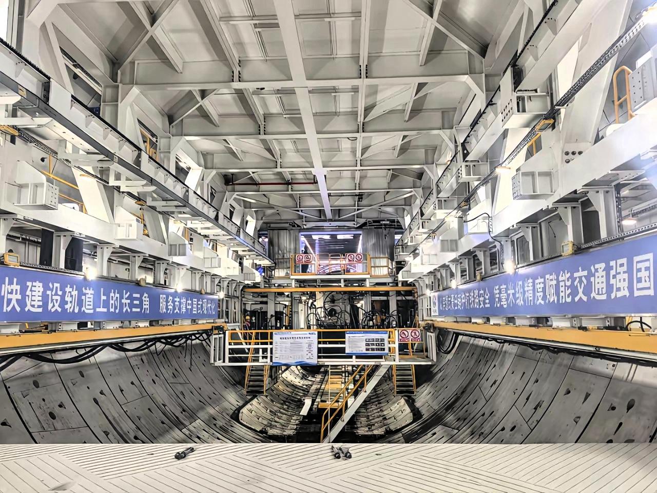 今天，整个西方都在盯着长江底！89米深处，中国干了一件大事！“基建狂魔”再次出