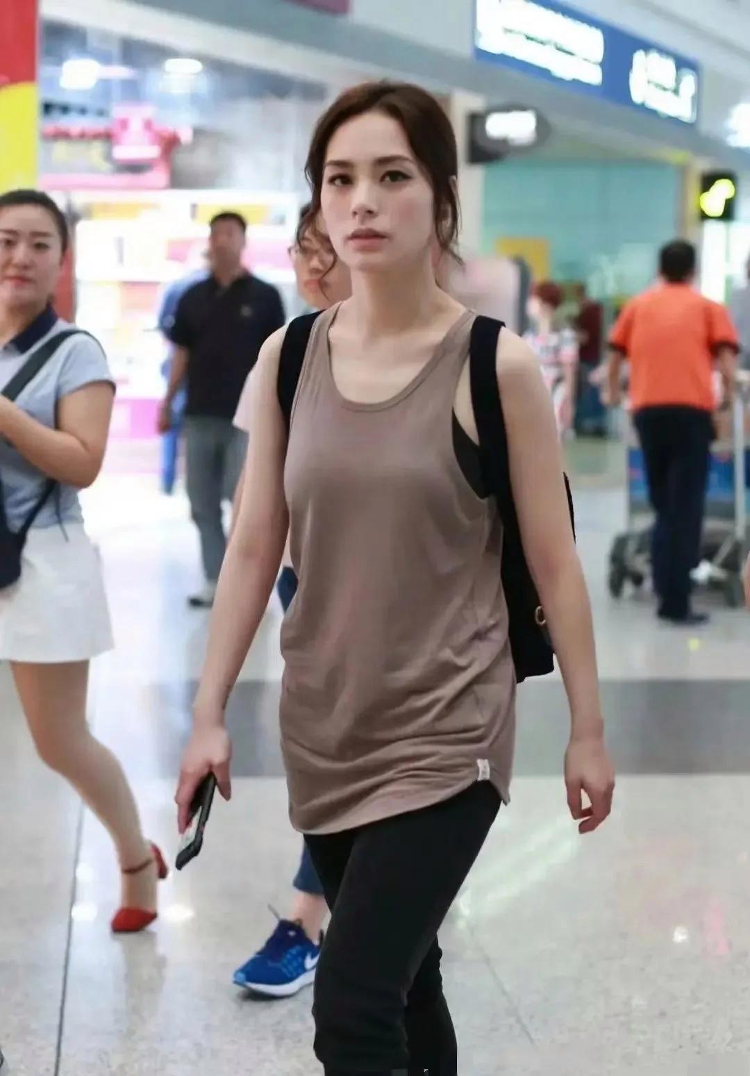 这心也是真大呀！都40多岁的人了，还长得像个少女样，急死人了。阿娇什么时候才能长