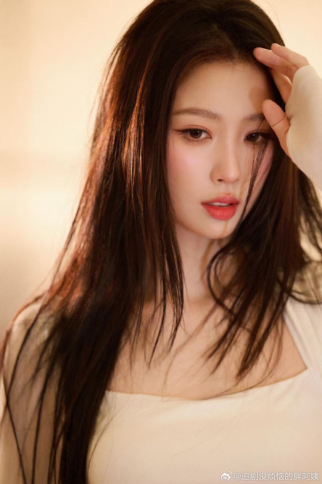 杨单给虞书欣化的青春女大学姐妆虞书欣青春女大学姐妆好美！虞书欣青春女大学姐妆