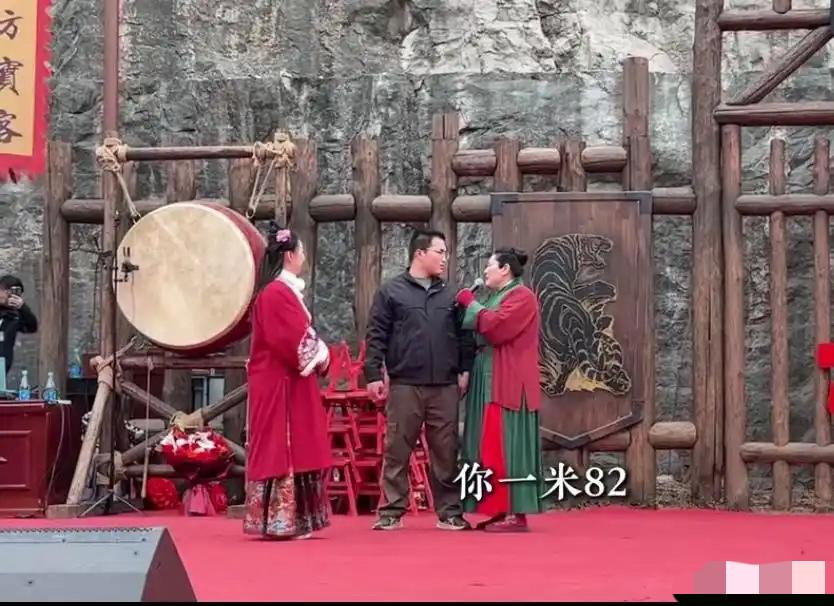 相亲界身高虚报太严重了，黑衣男实际多高，大家一目了然，我更愿意信第二图瘦高男的有