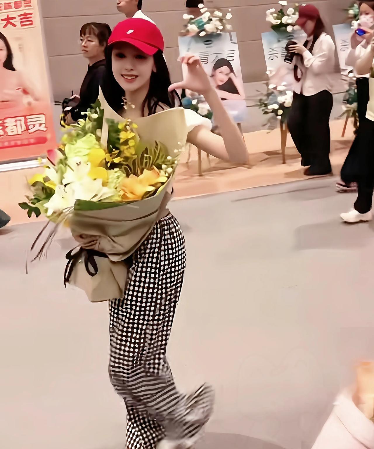祝陈都灵杀青大吉呀！爱都灵，万事皆灵！在横店影视城这片翘楚之地，她哪怕穿搭简约，