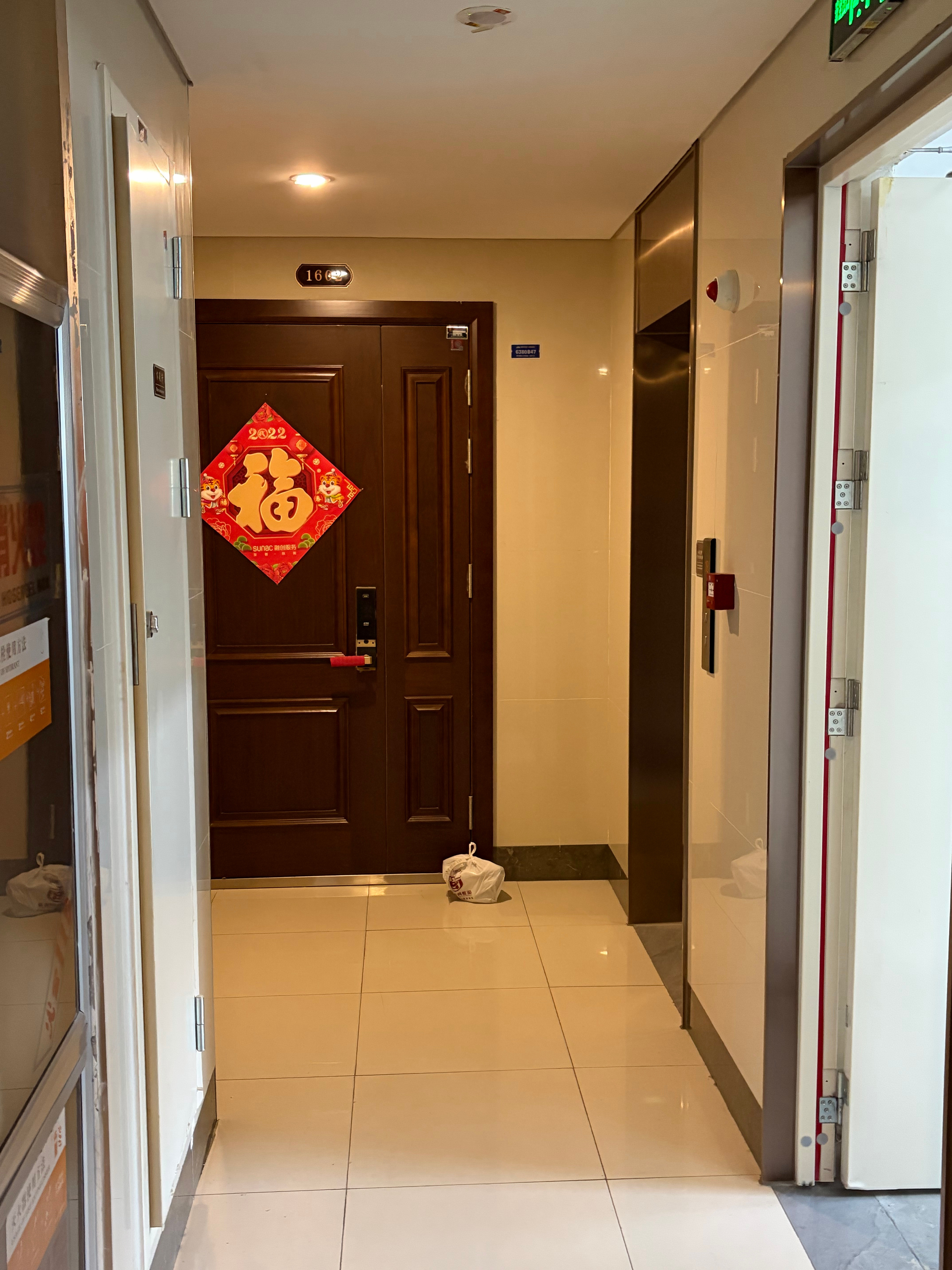 我家对门有个外卖，已经在门口放了五个月了...咱也不敢扔...万一讹上我怎么办