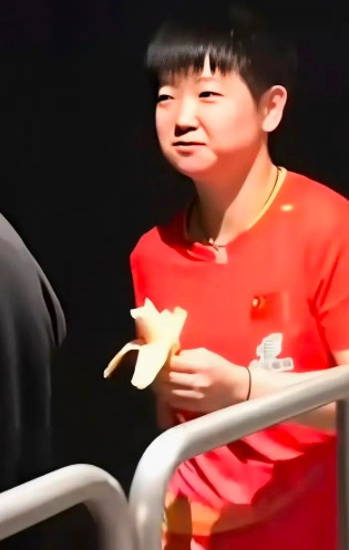 差点给孙颖莎跪了，不愧是女中豪杰，就在她战胜桥本后，日媒跟着屁股后要采访。