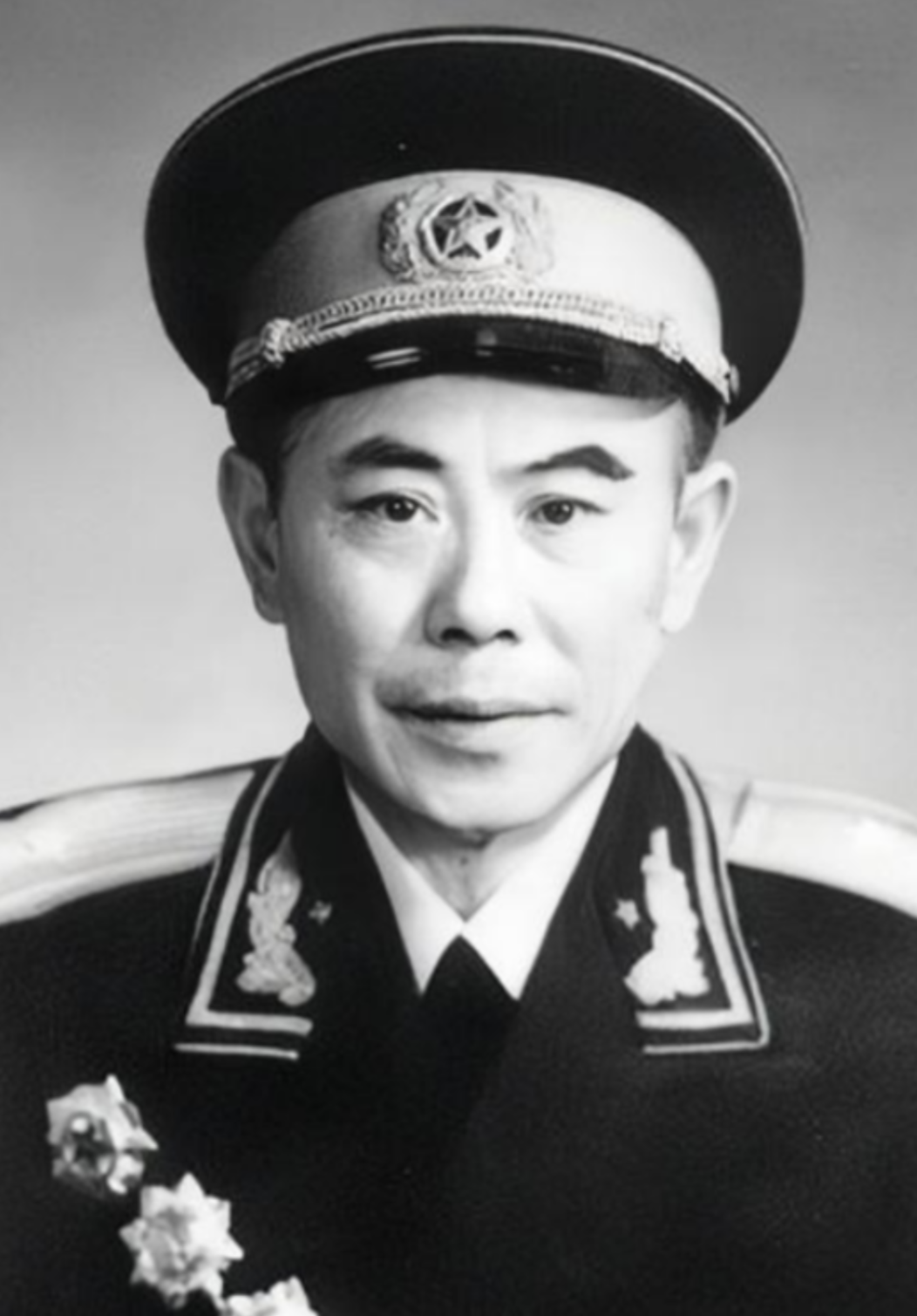 1980年，江苏省军区副司令去上海看病，在一家食堂吃饭。服务员看副司令穿着破衣服