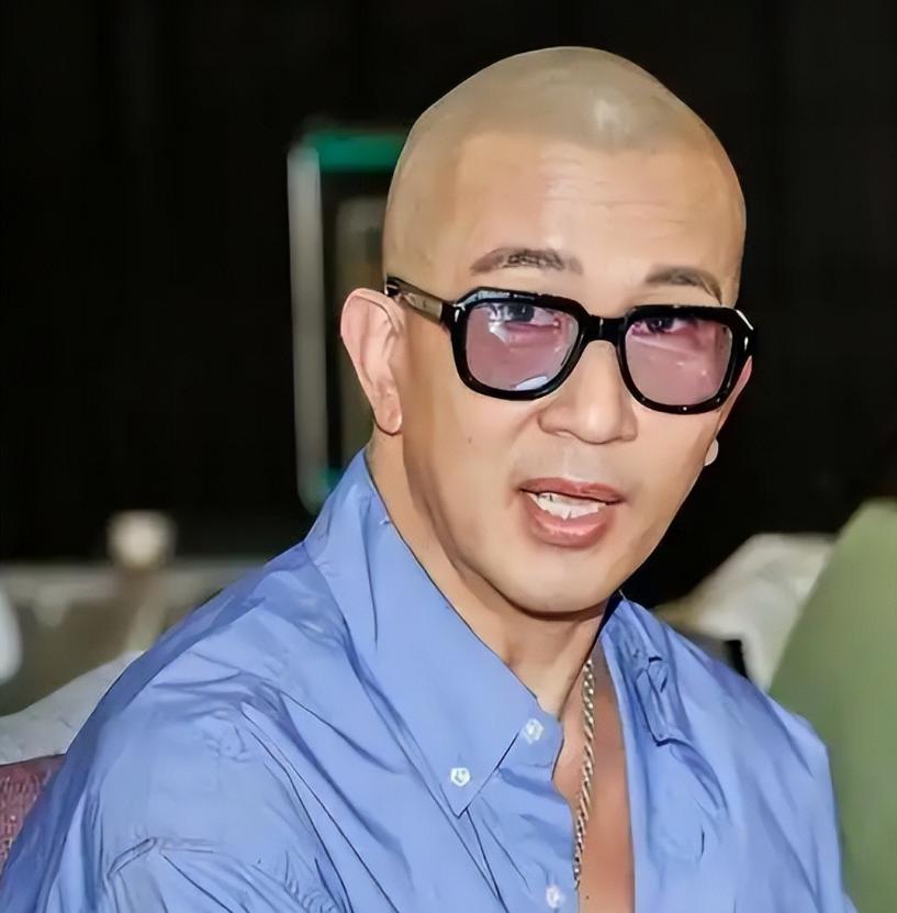 在S家族人身上，看到了什么是近朱者赤近墨者黑。自从大S去世后，黄春梅时不时在社