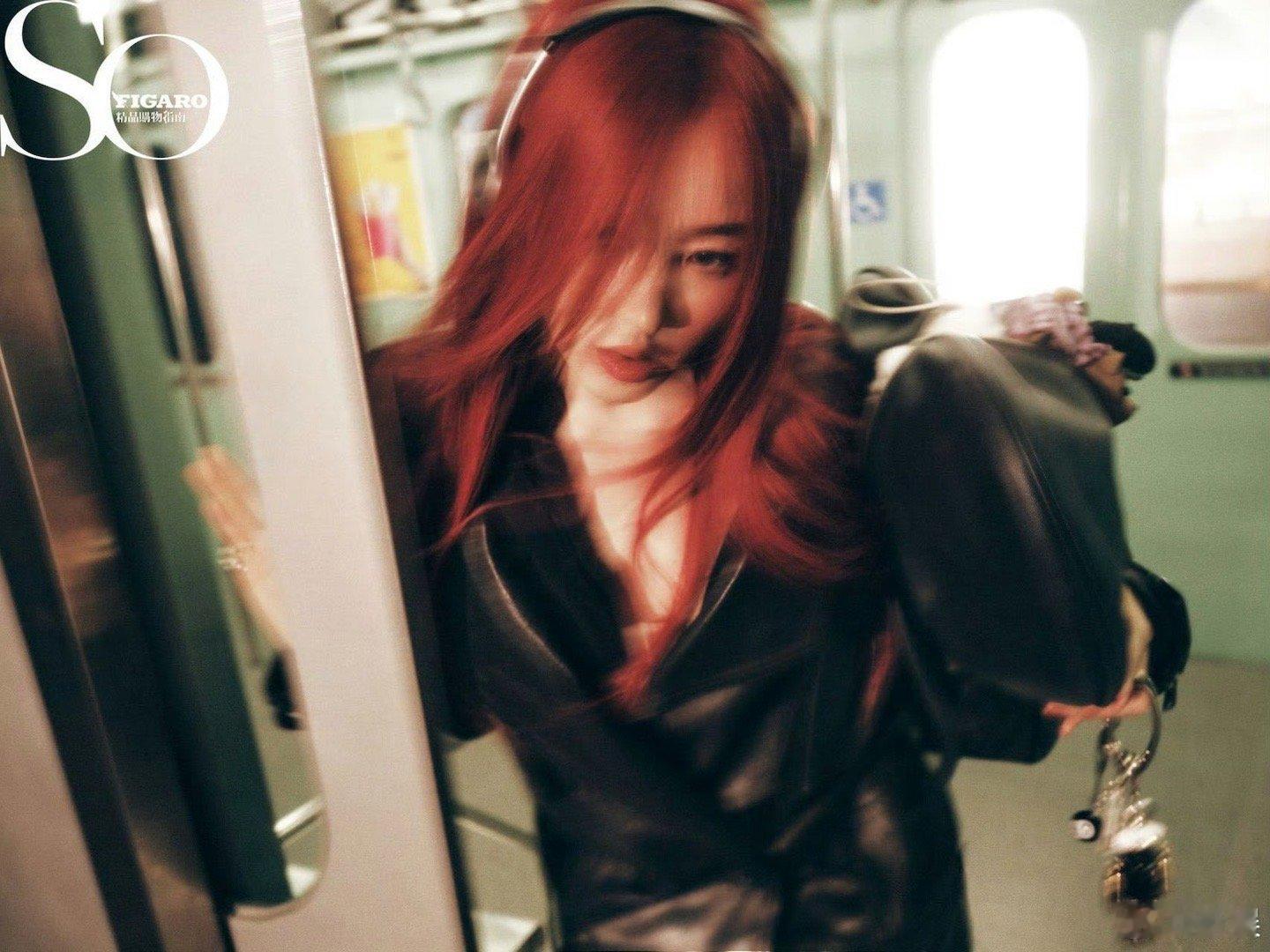 暗夜天使的都市邂逅！张天爱用红发羽翼造型证明，时尚从不被场景限制，创意永远能突破