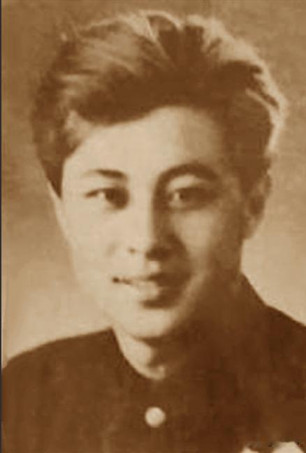 王心刚的不同发型照变化还是蛮大的，特别是图二那张，差点认不出来最合适他的发型