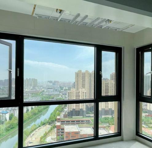 我家第一次装修，图便宜装了断桥铝窗，花了8000块。当时觉得挺好，隔音隔热都比塑