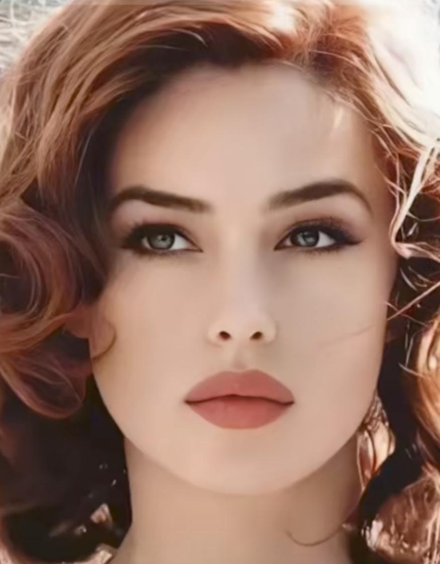 没有滤镜加持，莫妮卡·贝鲁奇眼神里依然有光。年过六十，她拒绝整容，选择自然老