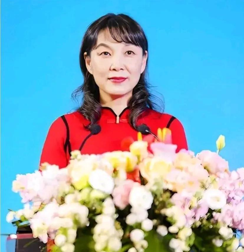 杜建英女士长得就精明能干，其心智绝非一般人可比。看那三个自称宗老后人的英文名字，