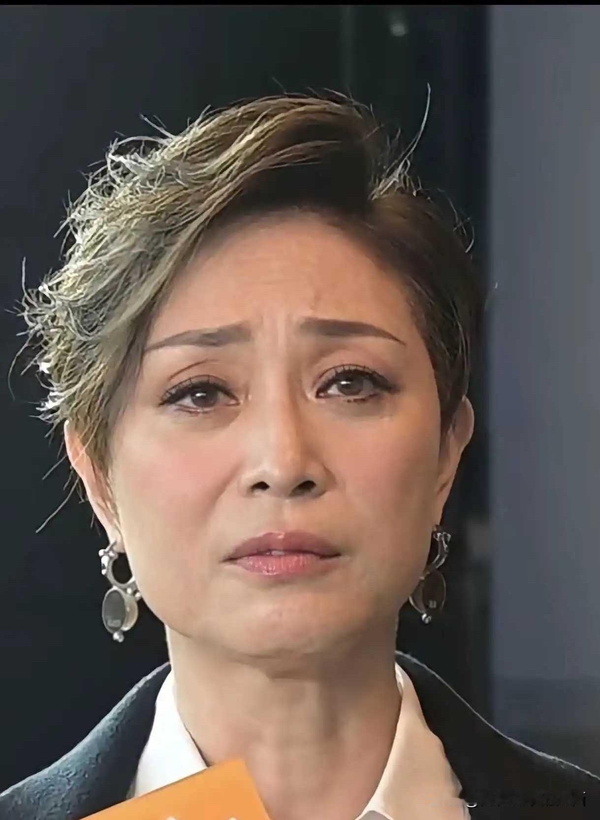 当年她也是大美女一个，现在都老成这样了，看起来老人味十足，整个脸给人的感觉是有一