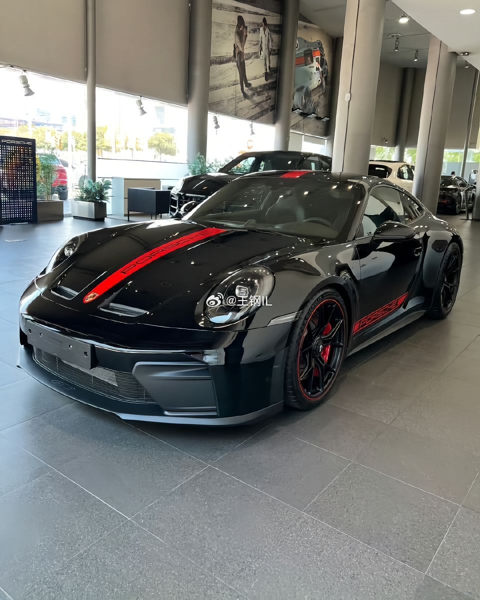 保时捷911GT3Touring,黑色涂装，搭配诸多红色细节，比如侧面标识、