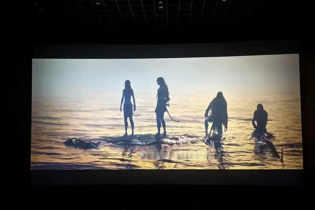 一张电影票卖到180元，影院经理却笑不出来。因为卡梅隆用《阿凡达3》给全国