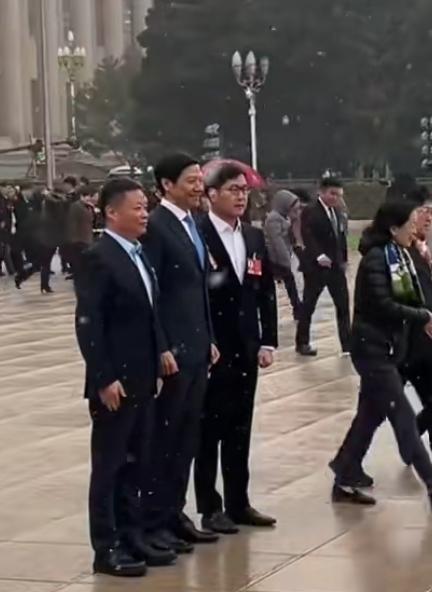 2026全国两会今日正式开幕，北京春雪飘飘，雷军、何小鹏、姚劲波三位互联网大佬同