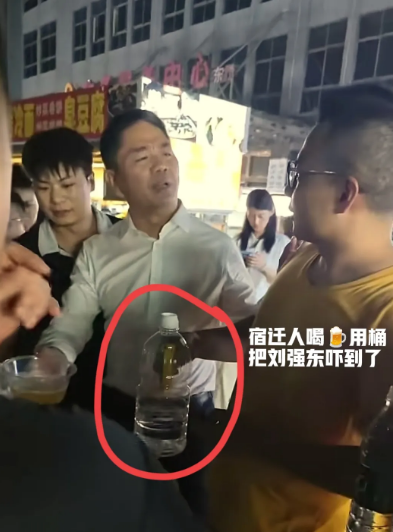 宿迁人喝🍺用桶，把东哥吓着了！今天30日凌晨，东哥在京东夜市与摆摊老板喝🍺畅