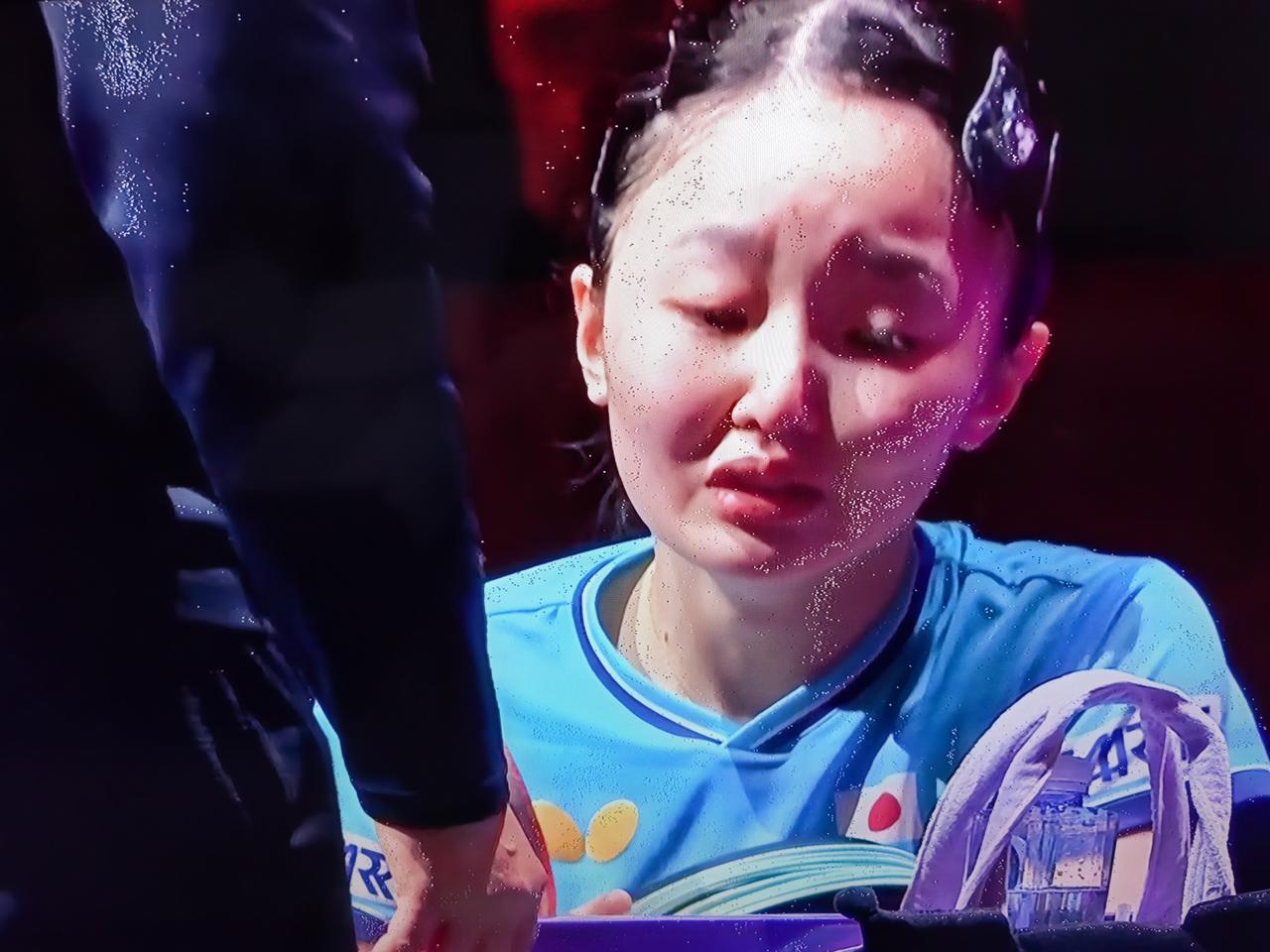张本美和好像身体不适，暂停的时候还披上了外套，比赛结束张本宇还特意伸手摸了摸她的