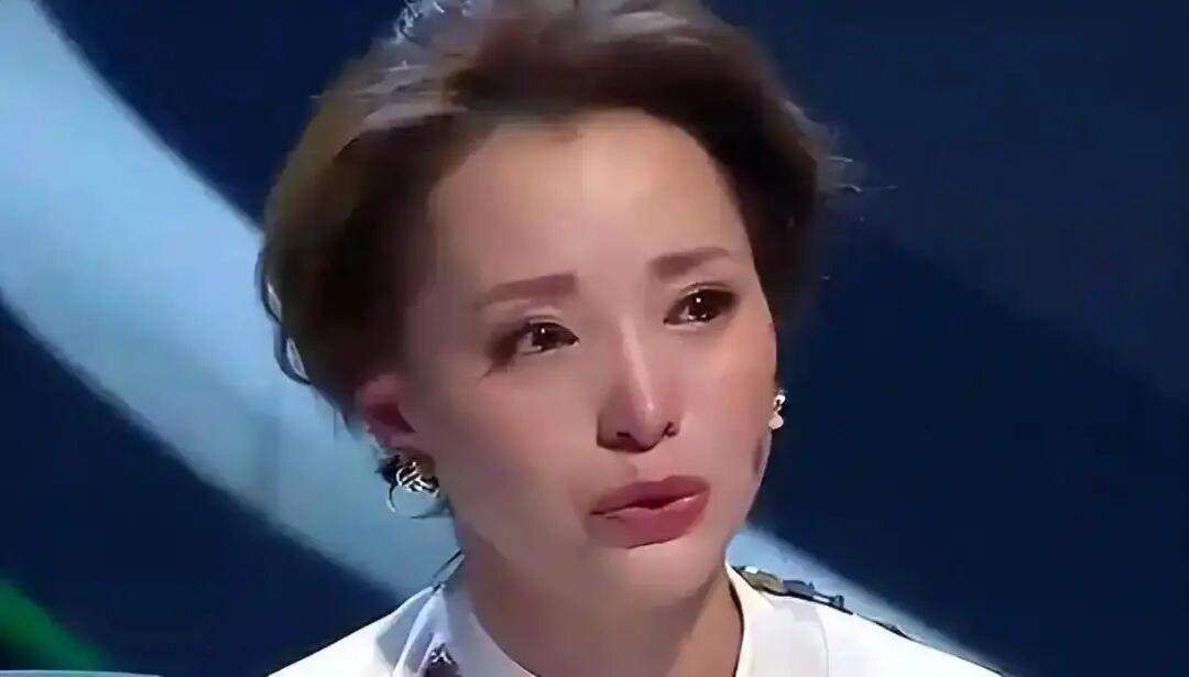 从演出当晚到被拍到在机场回到上海，董卿和她的团队并没有公开发声。既不澄清，也不辩