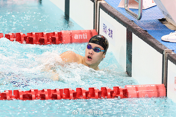 2026年中国游泳公开赛男子100米自由泳决赛，阿莱克西与查尔默斯成绩...