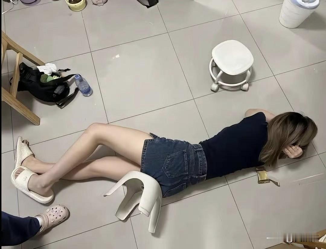 咋回事？凳子咬屁股上了，这质量太差劲了。