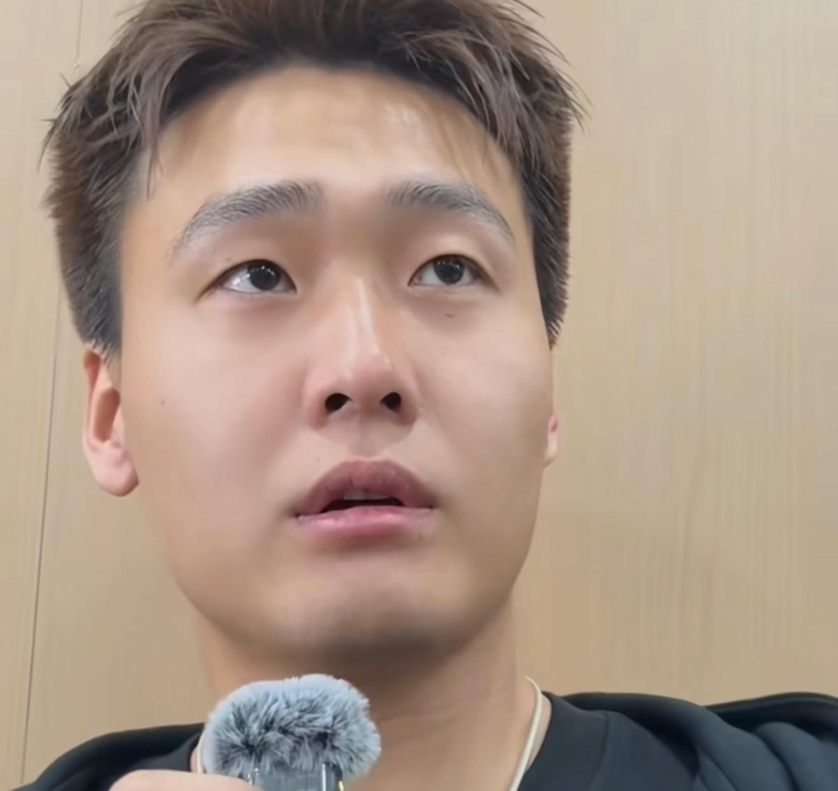 赵睿说杜锋指导的白发让他心疼。你听听这话。季后赛马上要打了，对面站着的是你的老